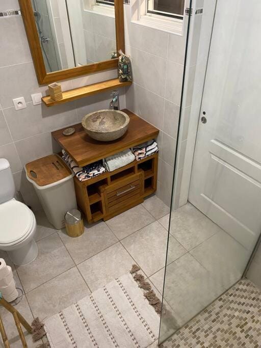 Appartement Domi Caraïbes confortable avec une piscine chauffée et sécurisée par un filet, une citerne tampon pour faire face aux coupures d'eau, accès Netflix Apartment in Petit-Bourg