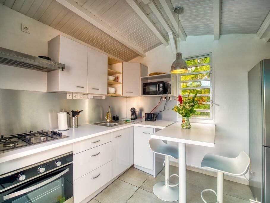 Appartement Domi Caraïbes confortable avec une piscine chauffée et sécurisée par un filet, une citerne tampon pour faire face aux coupures d'eau, accès Netflix Apartment in Petit-Bourg