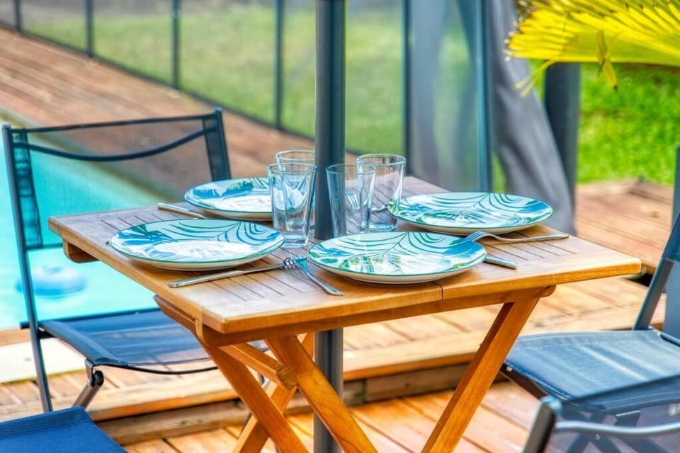 Appartement Domi Caraïbes confortable avec une piscine chauffée et sécurisée par un filet, une citerne tampon pour faire face aux coupures d'eau, accès Netflix Apartment in Petit-Bourg