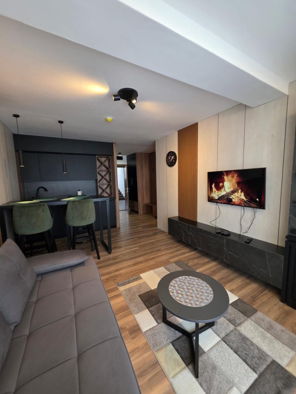 TV and multimedia, Living room, Seating area, Dining area