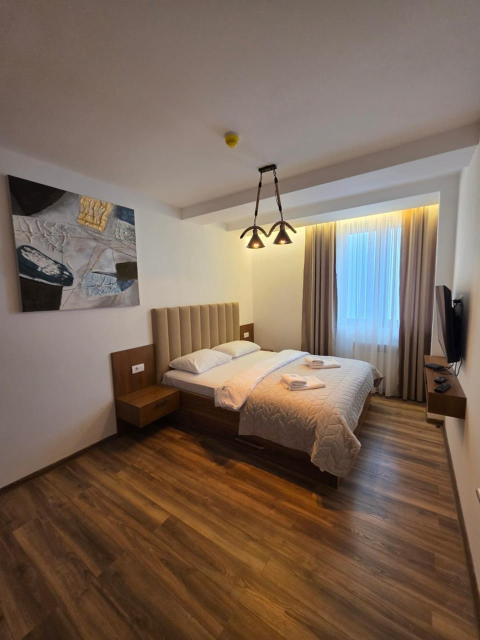 Bed, TV and multimedia, Photo of the whole room, Bedroom