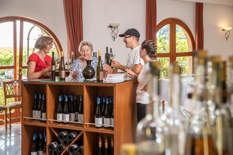 Restaurant/places to eat, People, Food and drinks, Banquet/Function facilities, Drinks, Alcoholic drinks, group of guests