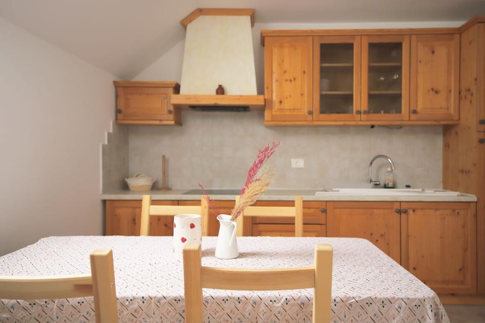 Kitchen or kitchenette, Dining area