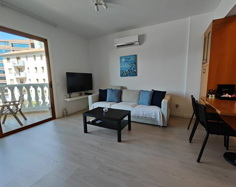 TV and multimedia, Living room, Seating area, Dining area, air conditioner