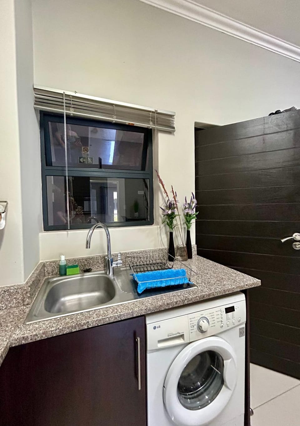 Kitchen or kitchenette, washing machine