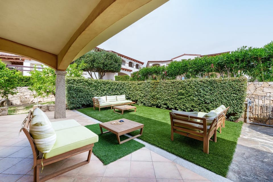 Property building, Balcony/Terrace, Living room
