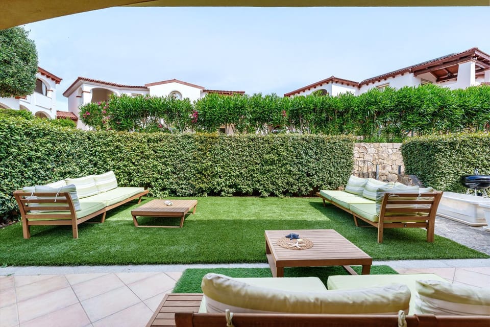 Property building, Balcony/Terrace, Living room