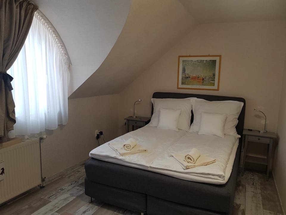 Bed, Bedroom, towels