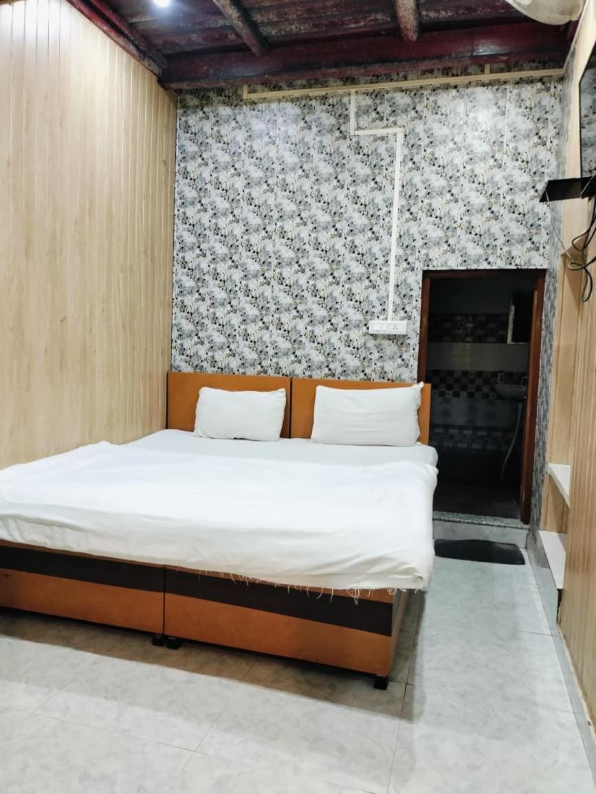 Bed, Photo of the whole room, air conditioner