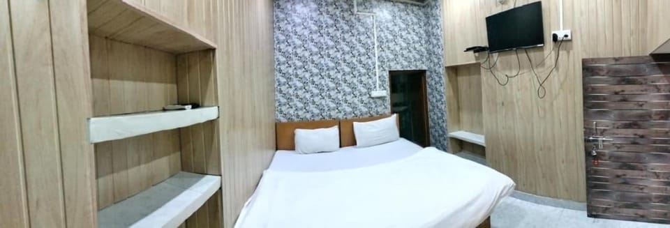 Communal lounge/ TV room, Bed, TV and multimedia, Photo of the whole room, Bedroom