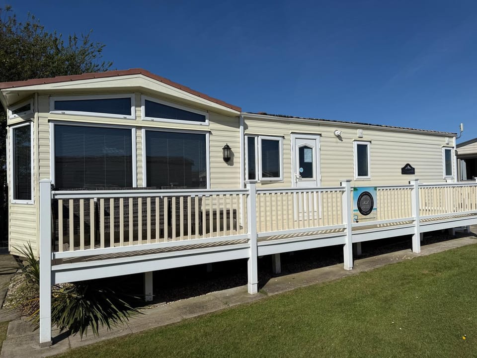 Sherwood 472 - central heating, Pet friendly, WiFi, bed linen - Golden Palm Resort - Meadow Lakes Caravan & Lodge Hire House in Chapel Saint Leonards