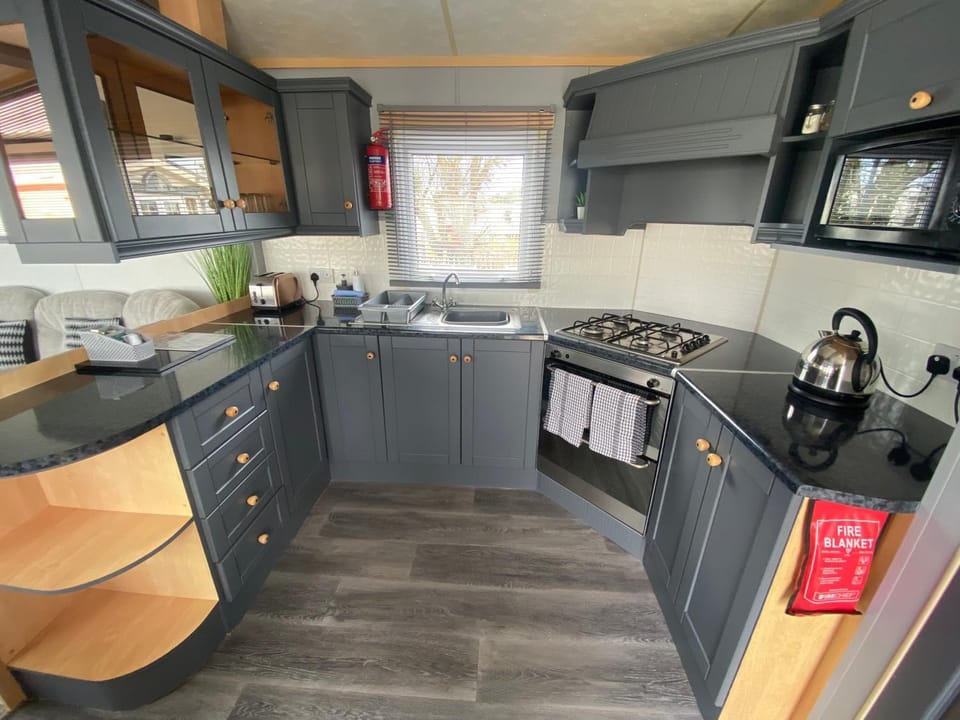 Sherwood 472 - central heating, Pet friendly, WiFi, bed linen - Golden Palm Resort - Meadow Lakes Caravan & Lodge Hire House in Chapel Saint Leonards