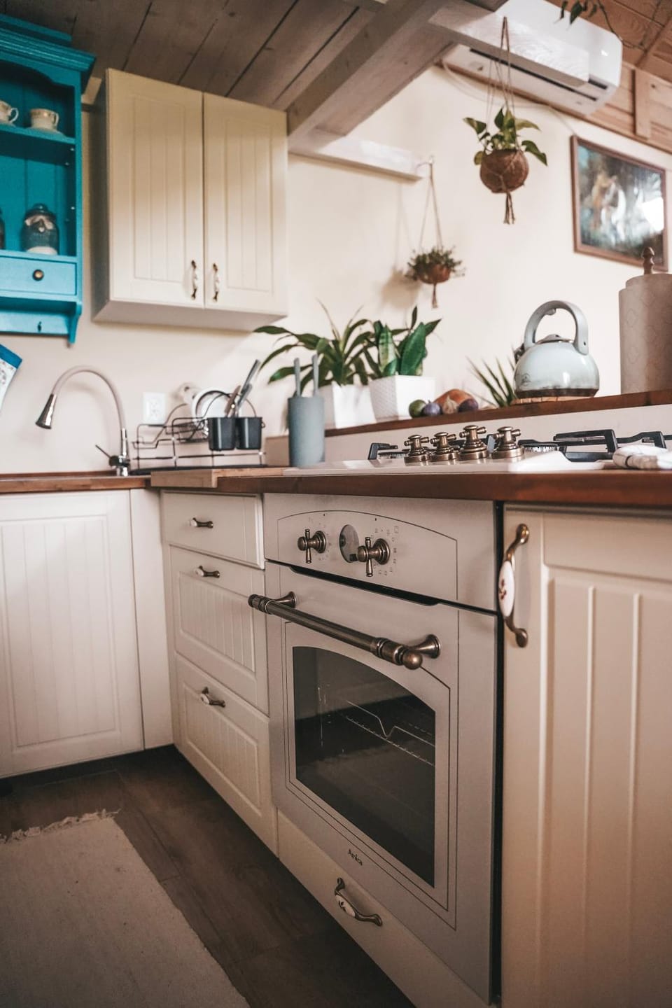 Kitchen or kitchenette, pet friendly, stove