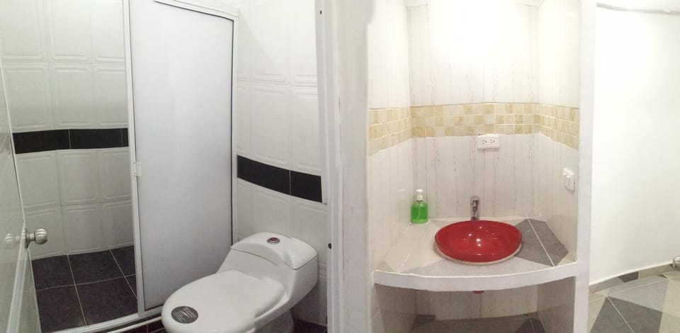 Shower, Toilet, Bathroom, bidet, towels