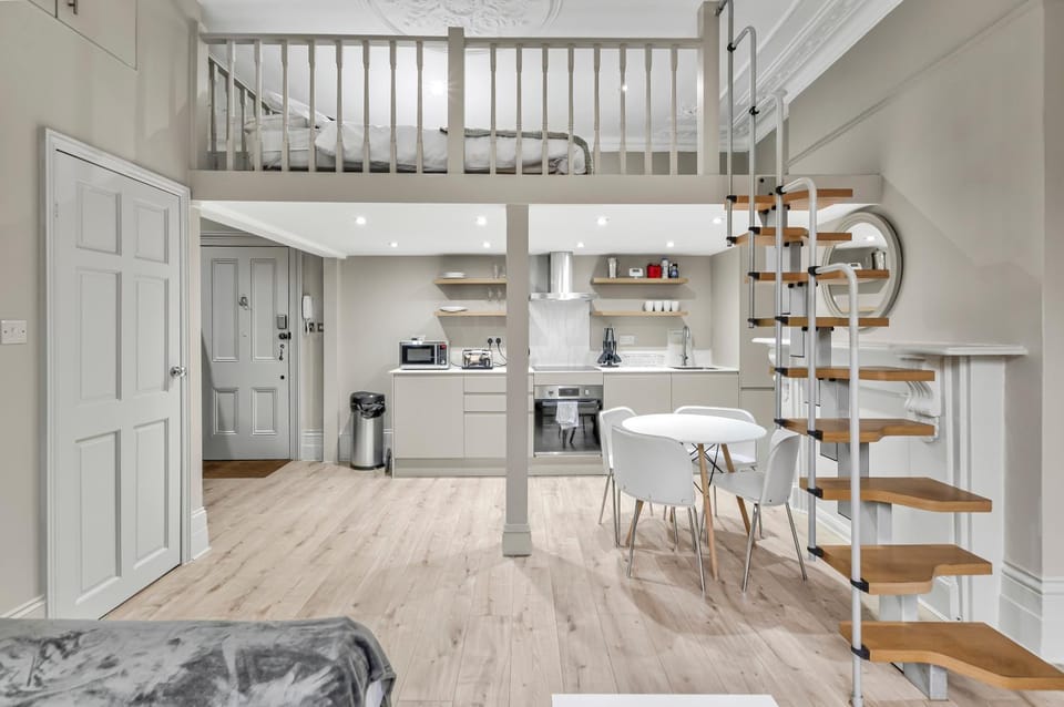 Kitchen or kitchenette, Dining area, oven, stove, toaster