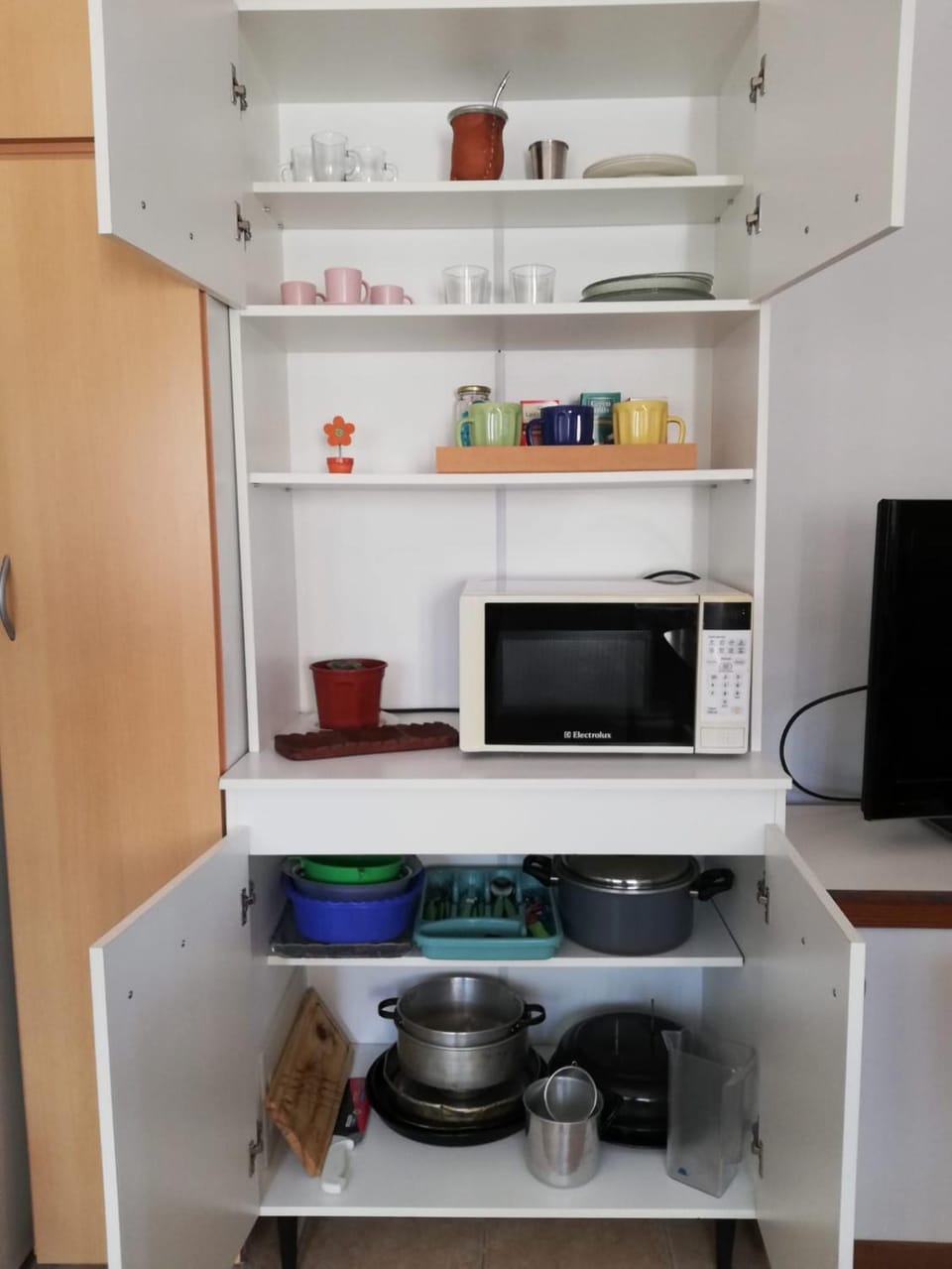 Kitchen or kitchenette, minibar