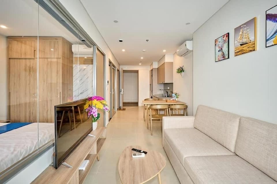 Bed, Dining area, Bedroom
