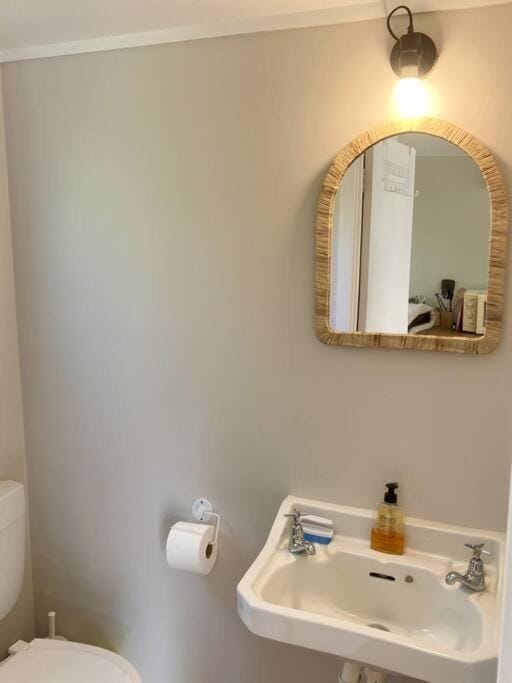 Beach Break Studio Cabin - short walk to beach and cafes Cabin in Bay Of Plenty