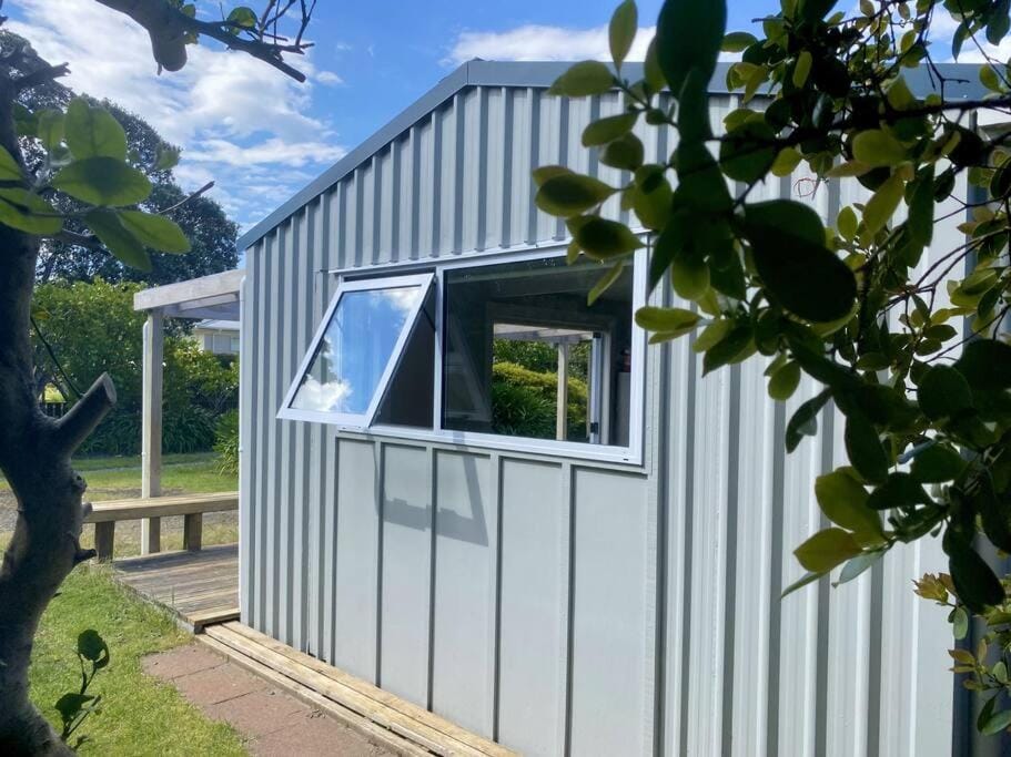 Beach Break Studio Cabin - short walk to beach and cafes Cabin in Bay Of Plenty