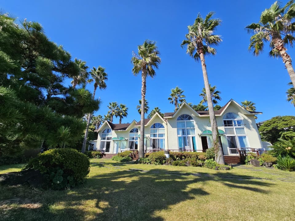 Old Man And Sea Country House in South Korea