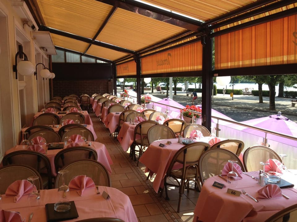 Restaurant/places to eat, Balcony/Terrace