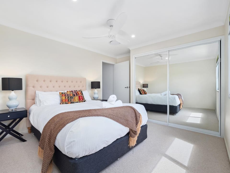 Photo of the whole room, Bedroom, wardrobe