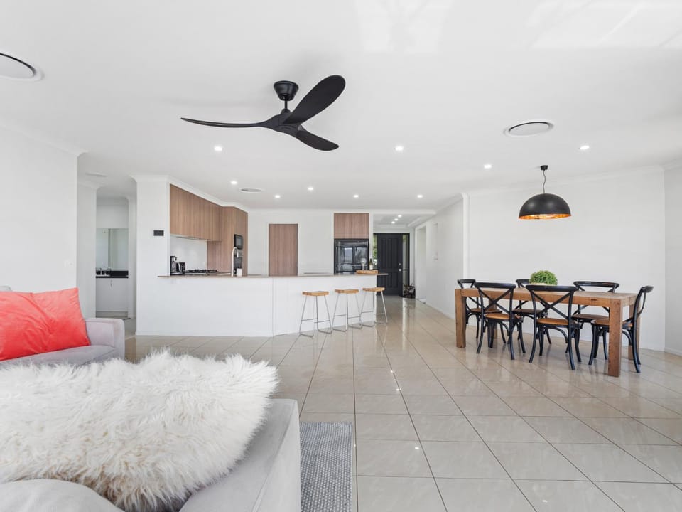 Kitchen or kitchenette, Seating area, Dining area