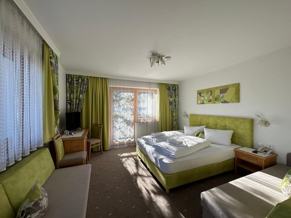 Bed, TV and multimedia, Photo of the whole room, Seating area, Bedroom