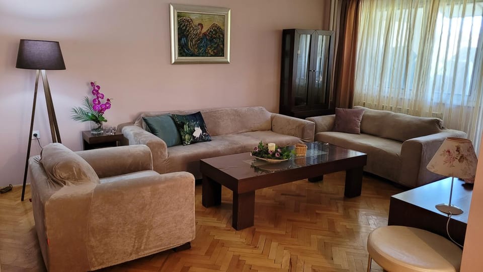 Living room, Seating area, Family
