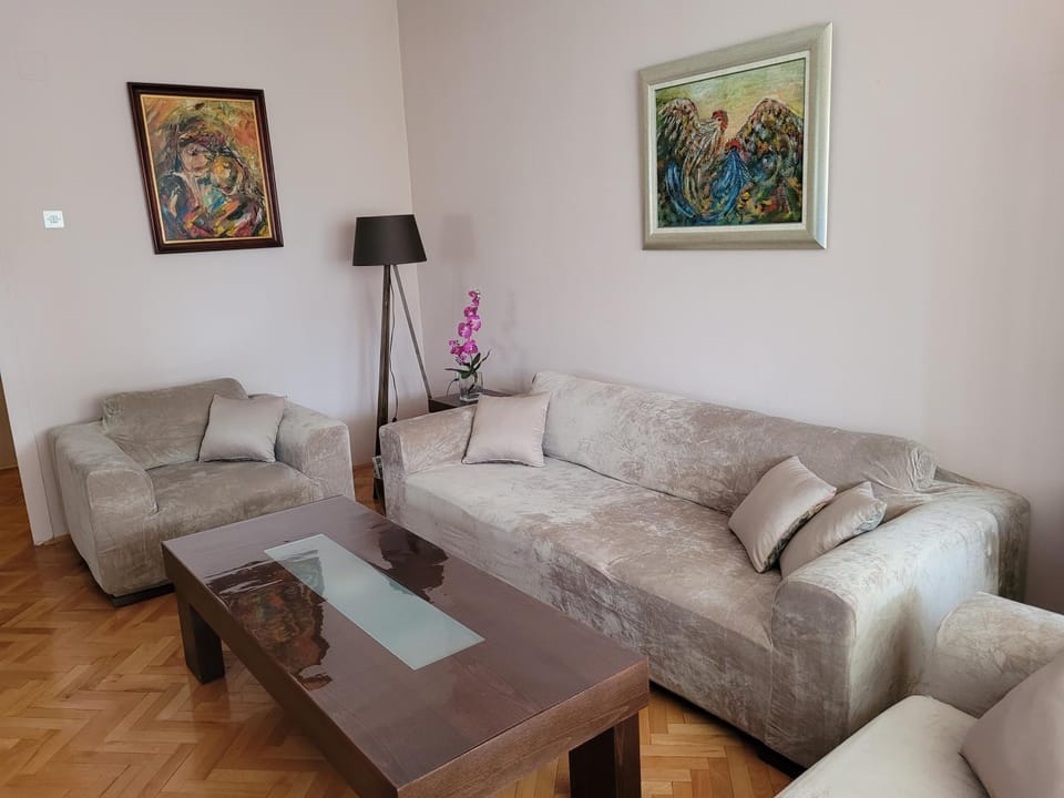 Living room, Seating area, Family