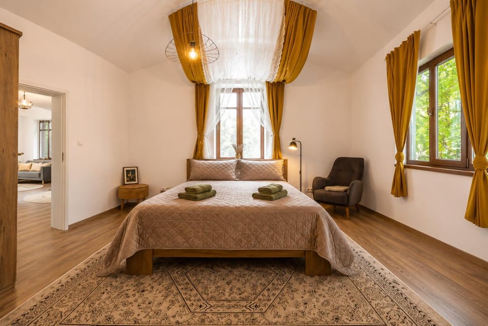 Bed, Photo of the whole room, Bedroom, towels