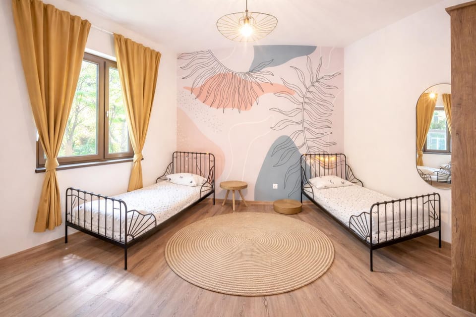 Bed, Living room, Bedroom