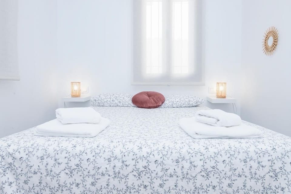 Photo of the whole room, Bedroom