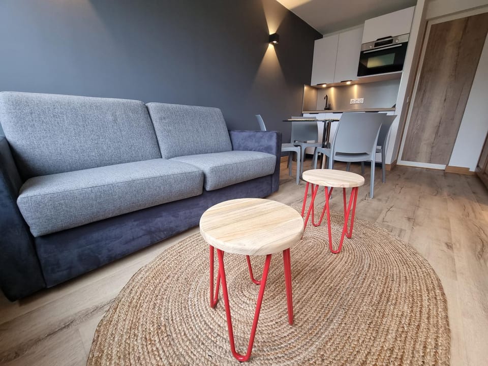 Seating area, Area and facilities