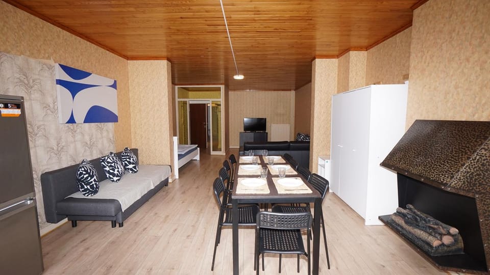 TV and multimedia, Living room, Seating area, Dining area