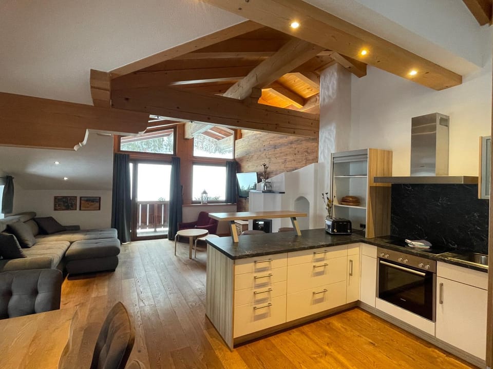 TV and multimedia, Kitchen or kitchenette, Living room, stove