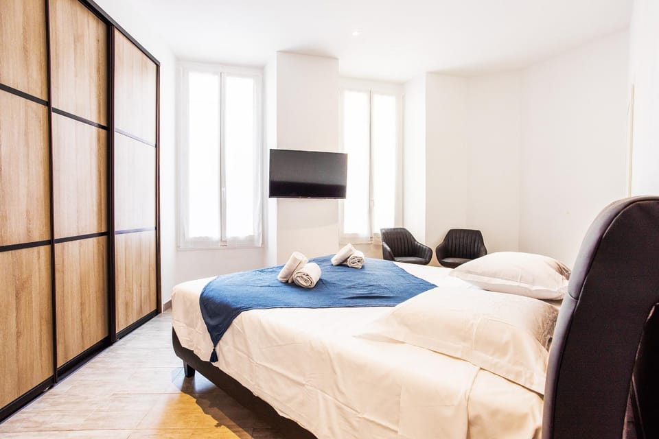 Bed, TV and multimedia, Bedroom