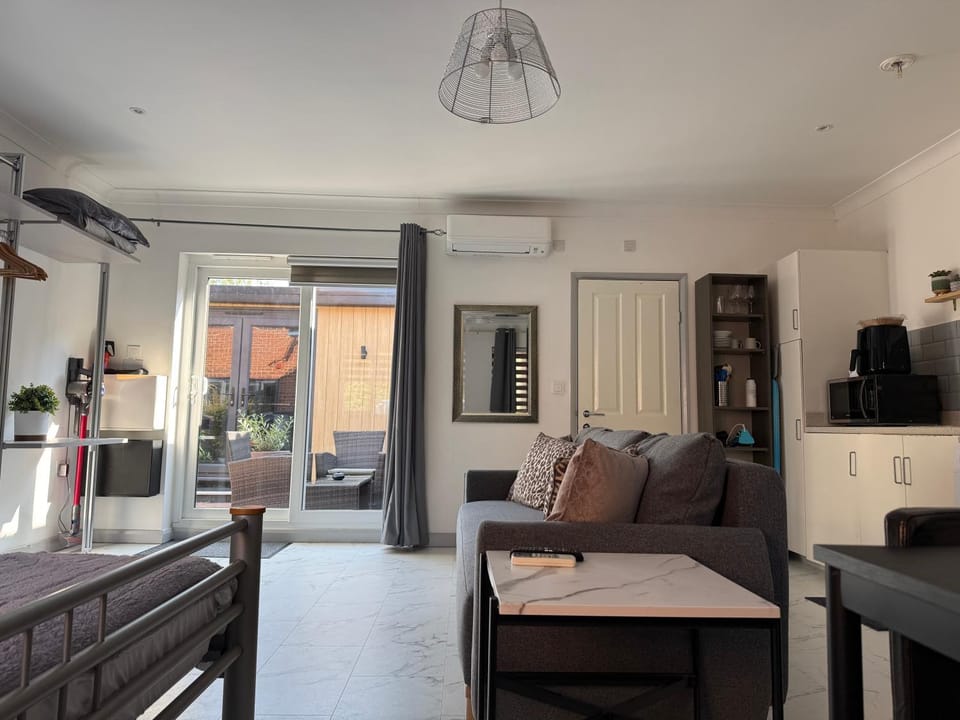 The Hideaway - Secluded Studio Annexe Apartment in South Cambridgeshire District