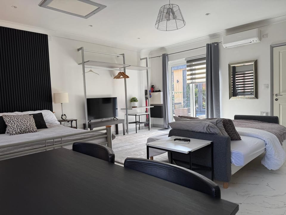 The Hideaway - Secluded Studio Annexe Apartment in South Cambridgeshire District