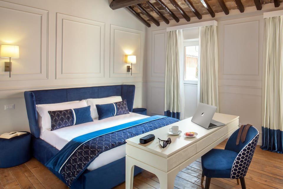 Bed, Photo of the whole room, Seating area, Bedroom