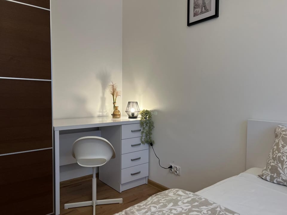 Photo of the whole room, Bedroom, hair dresser