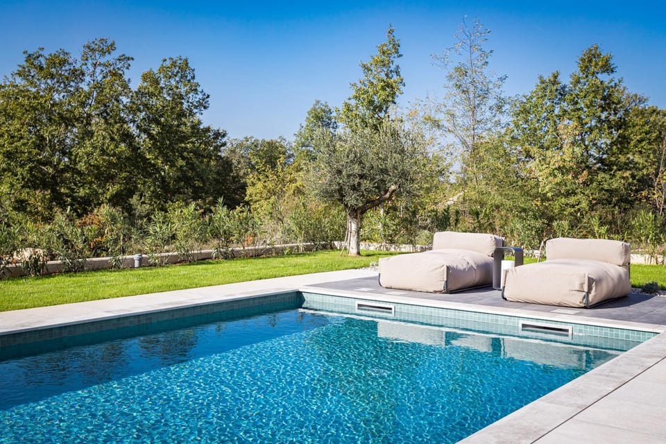 Swimming pool, sunbed