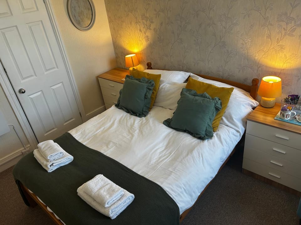 Bed, Bedroom, towels