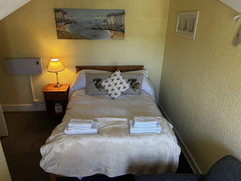 Bed, towels