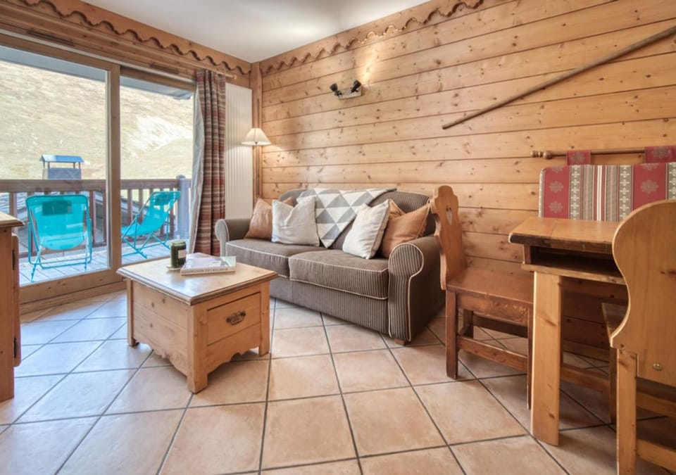 Communal lounge/ TV room, Balcony/Terrace, Living room, Dining area, Mountain view