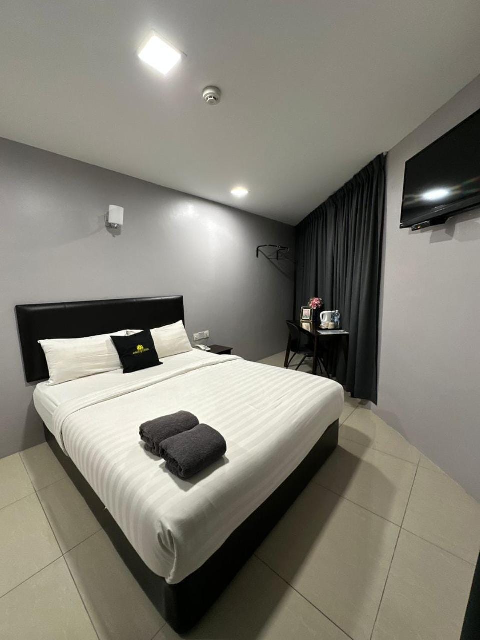 Bed, TV and multimedia, Photo of the whole room, Bedroom, towels