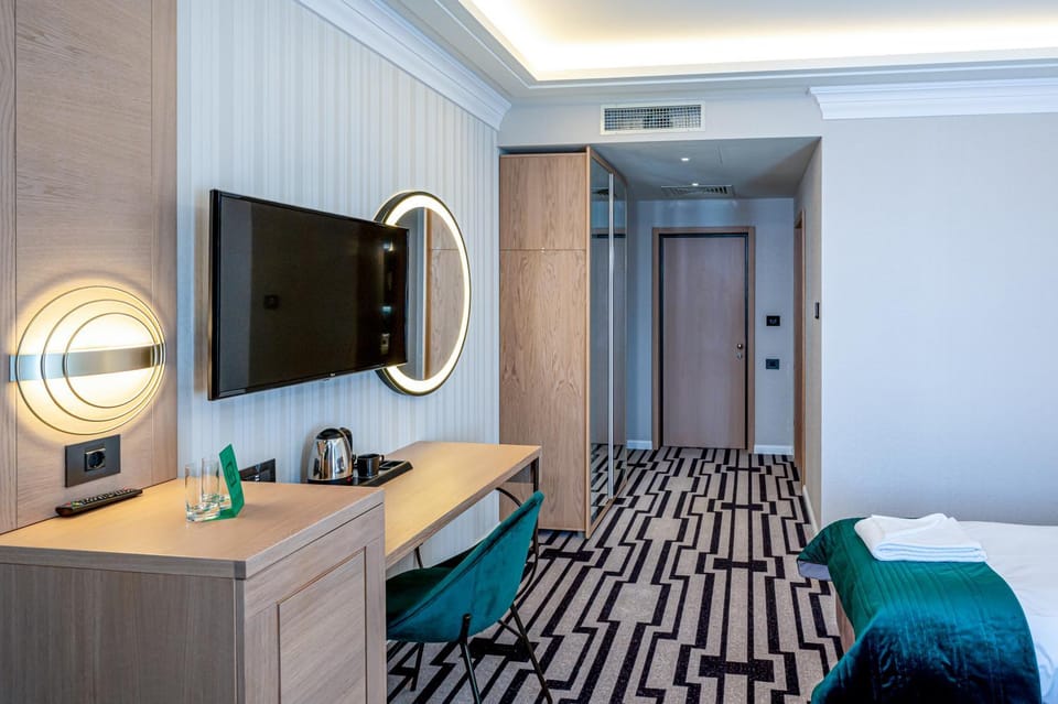 TV and multimedia, Photo of the whole room, Bedroom