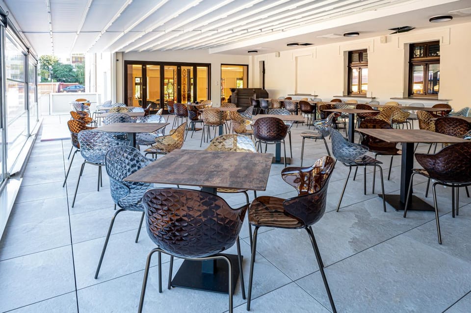 Restaurant/places to eat, Seating area