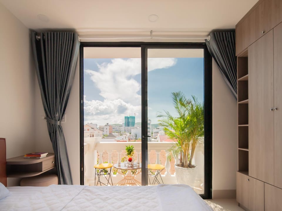Bed, Day, Natural landscape, View (from property/room), Balcony/Terrace, Photo of the whole room, Bedroom, City view, Sea view