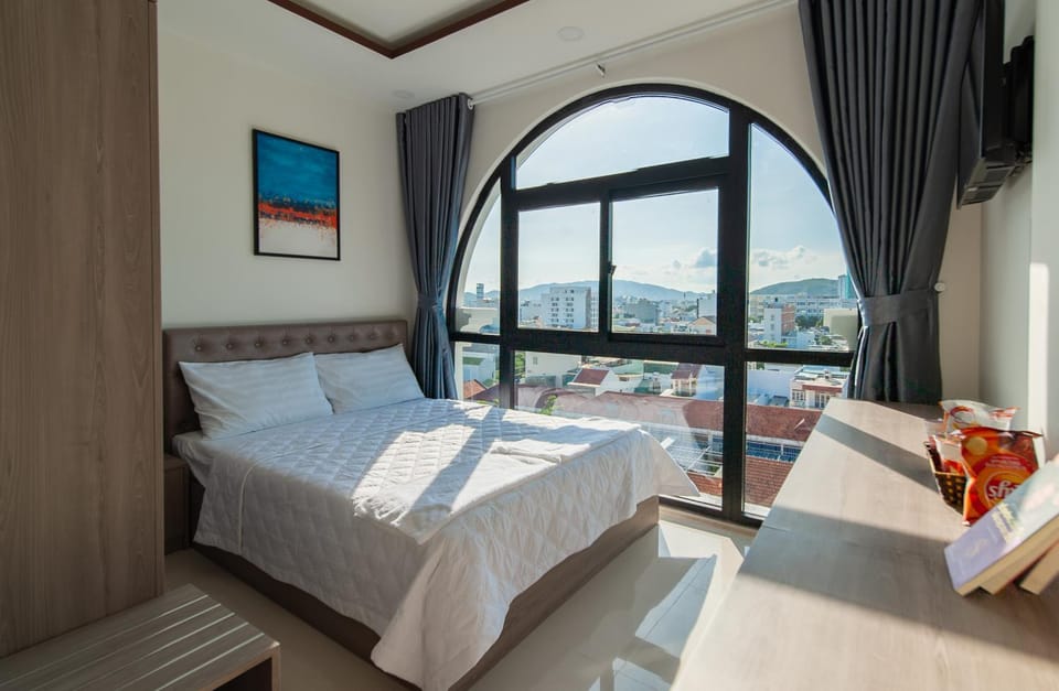 Bed, Natural landscape, TV and multimedia, Photo of the whole room, Bedroom